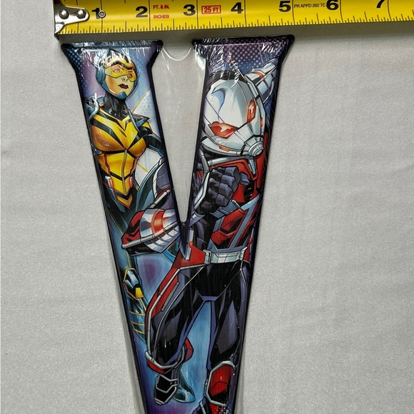 New Marvel Metal Letter V with Avengers Design NIP NOS Factory Sealed - Picture 3 of 10
